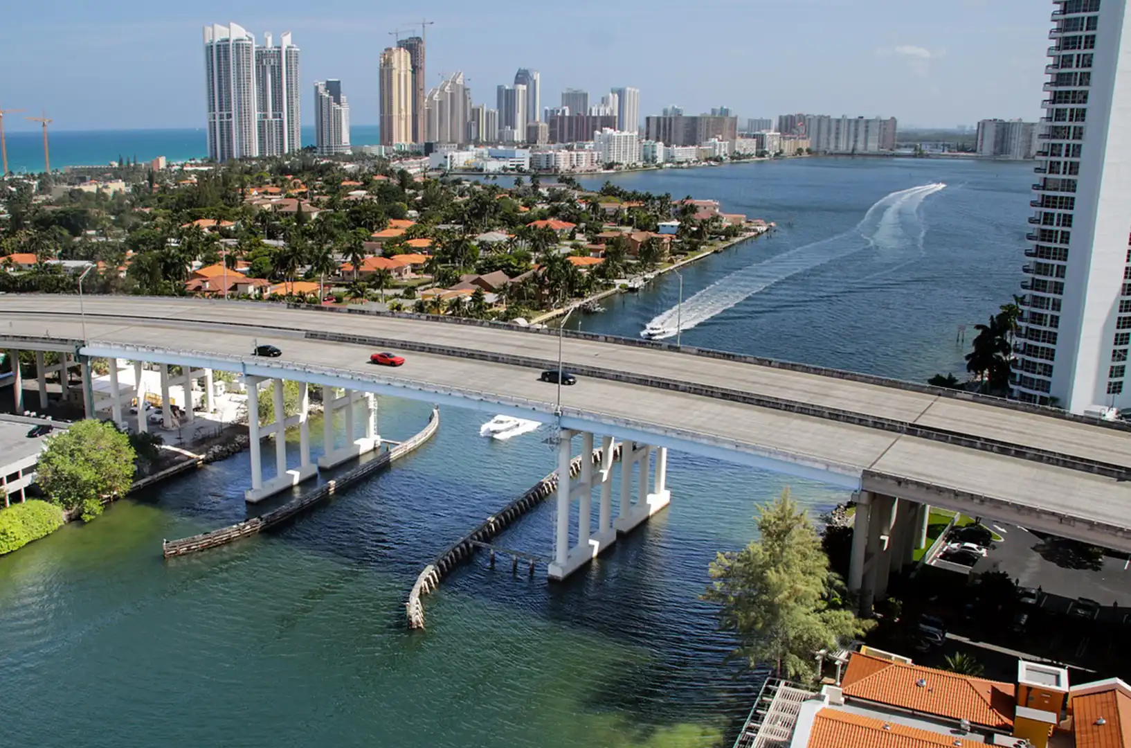 Exclusiva Residencia en Key Biscayne: El Equilibrio Perfecto Entre Elegancia y Confort