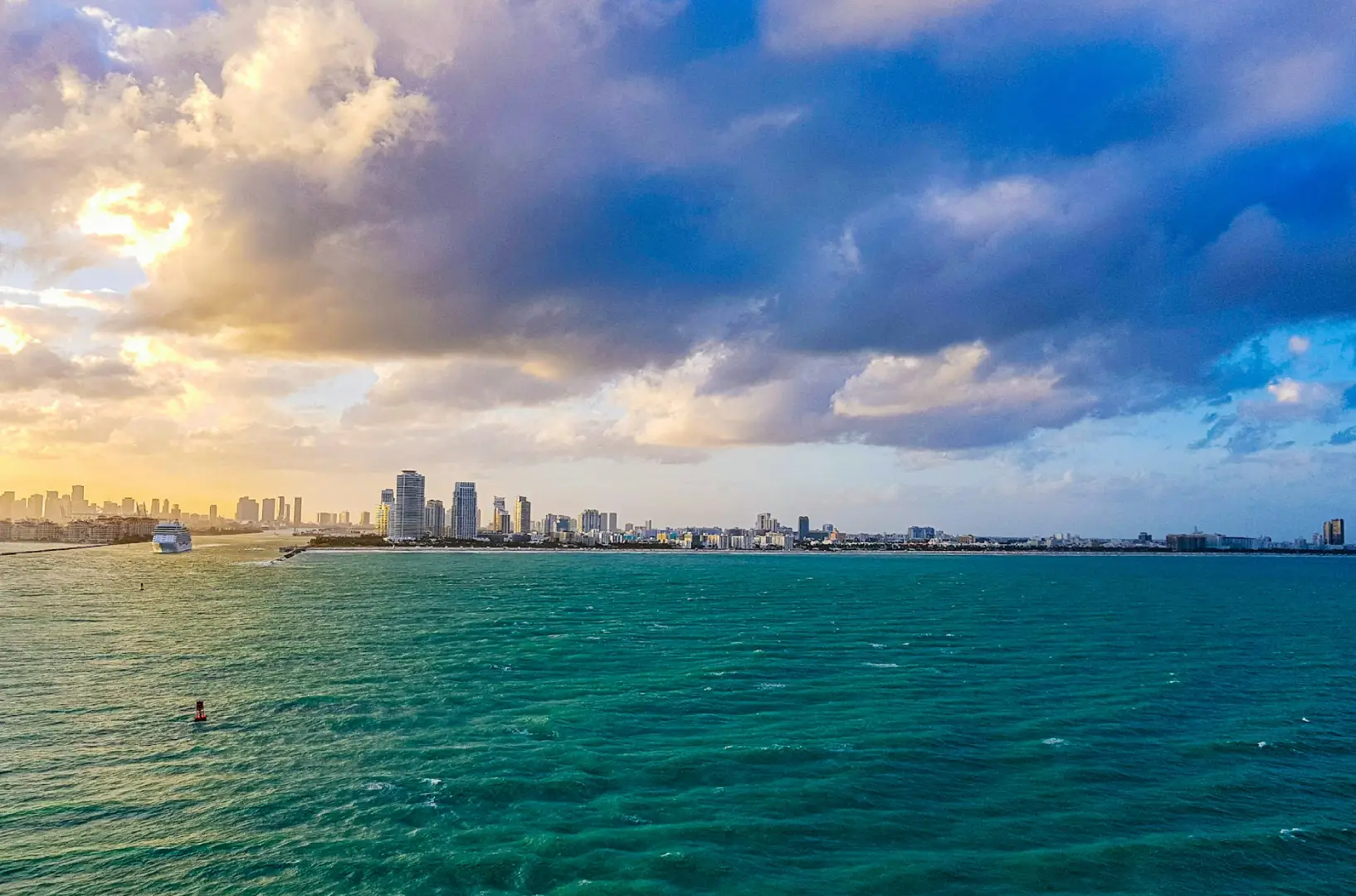 El Atractivo Inmobiliario de Miami: Una Ciudad que Brilla Día y Noche